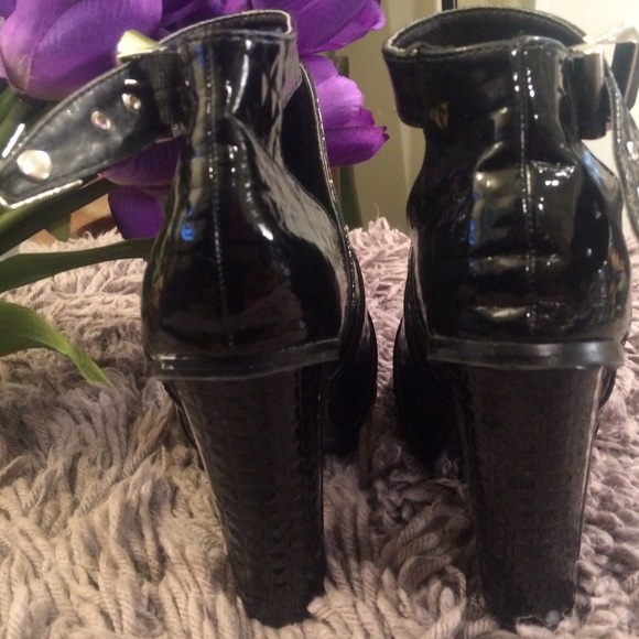 PRIVILEGED EDGY OPENED TOED BLACK BOOTIES - Picture 7 of 8